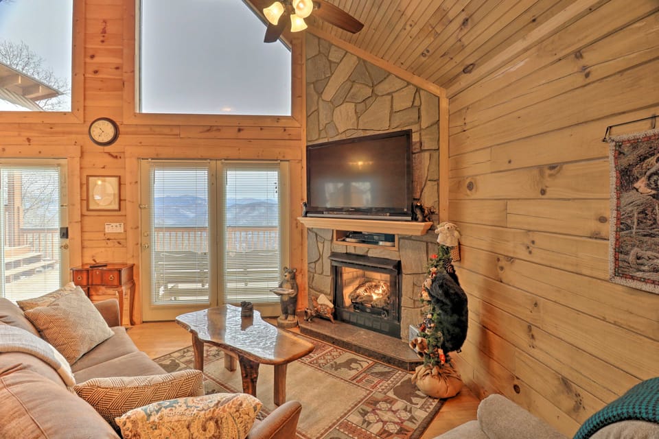 Smoky Mountain Cabin w/ Hot Tub & Views! House in Swain County