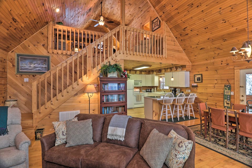 Smoky Mountain Cabin w/ Hot Tub & Views! House in Swain County