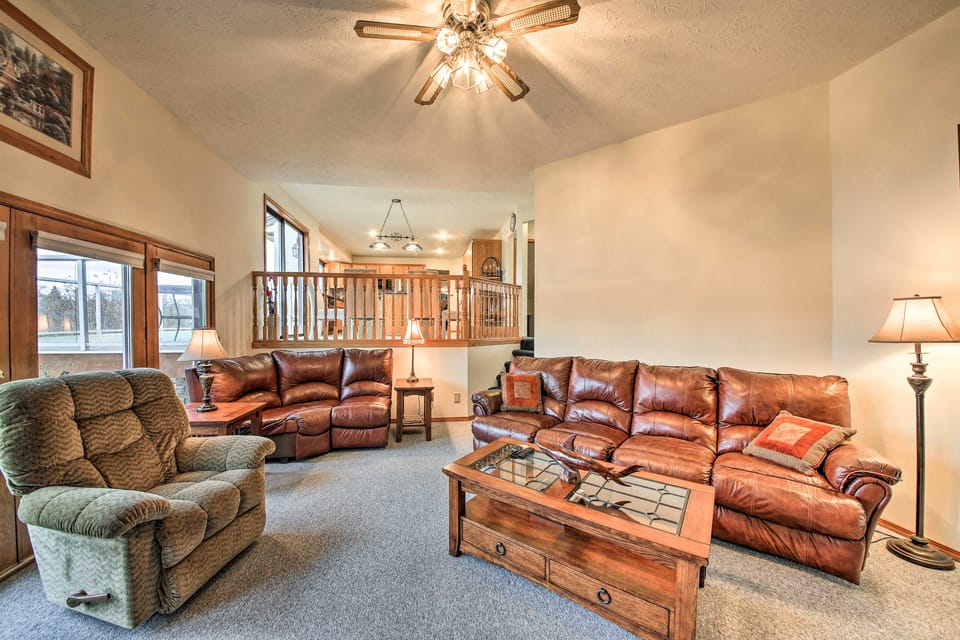 Grand Getaway w/ Hot Tub in Spokane Valley! House in Spokane Valley