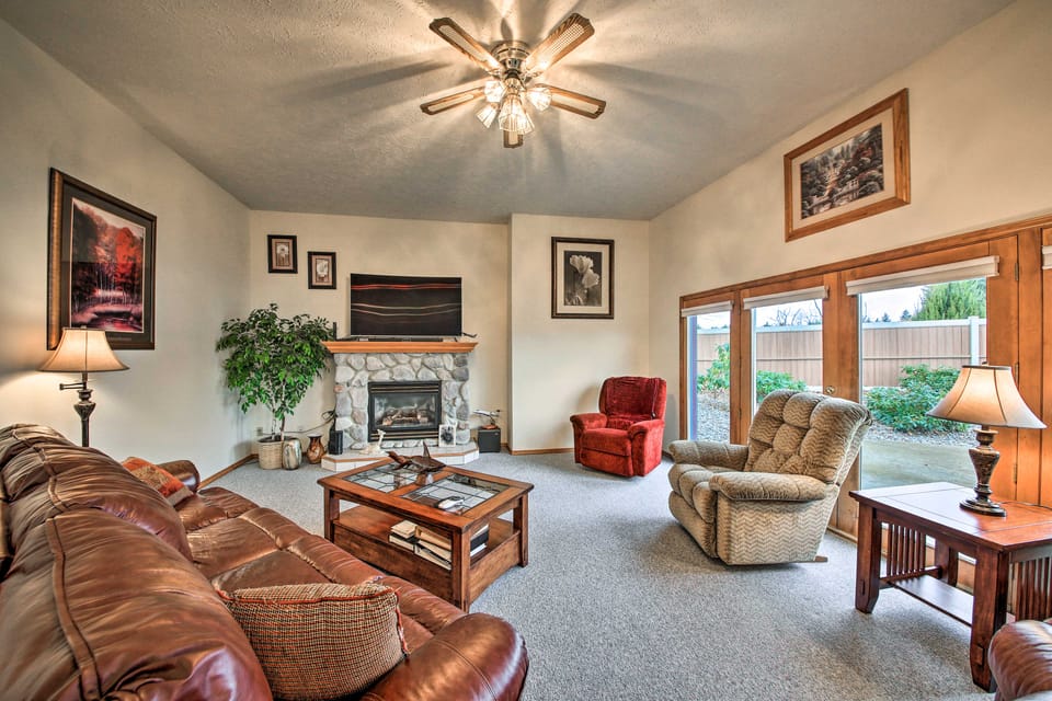 Grand Getaway w/ Hot Tub in Spokane Valley! House in Spokane Valley