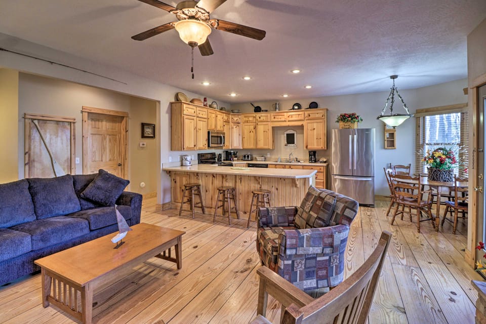 The Captains Quarters in Rogers w/ Covered Porch! House in Beaver Lake