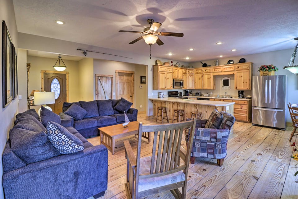 The Captains Quarters in Rogers w/ Covered Porch! House in Beaver Lake