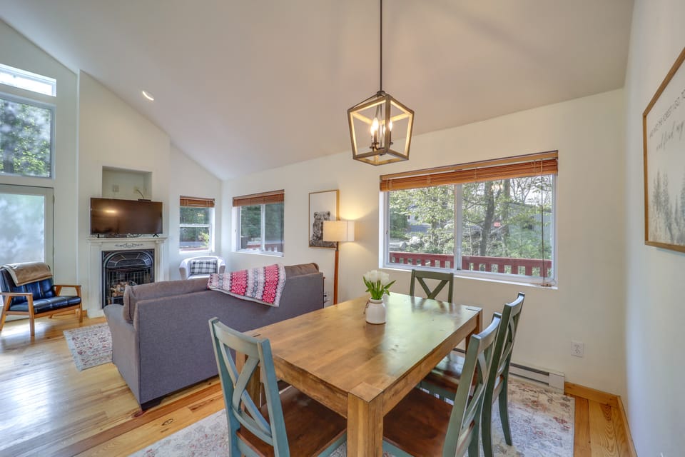 10 Mi to Sugar Mountain: Cozy Newland Cabin! House in Tennessee