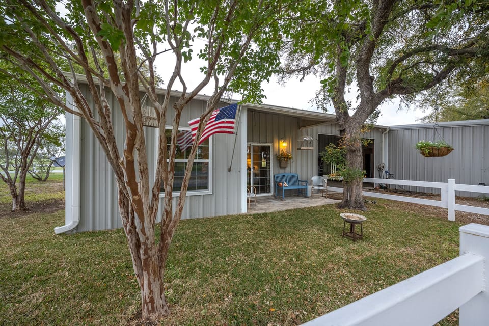 Quaint Countryside Casita: 45 Mi to Ft. Worth Cottage in Texas