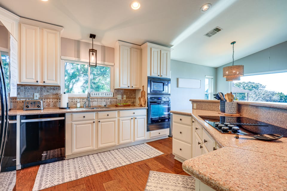 Canyon Lake Retreat w/ Hot Tub, Decks & Lake Views House in Canyon Lake