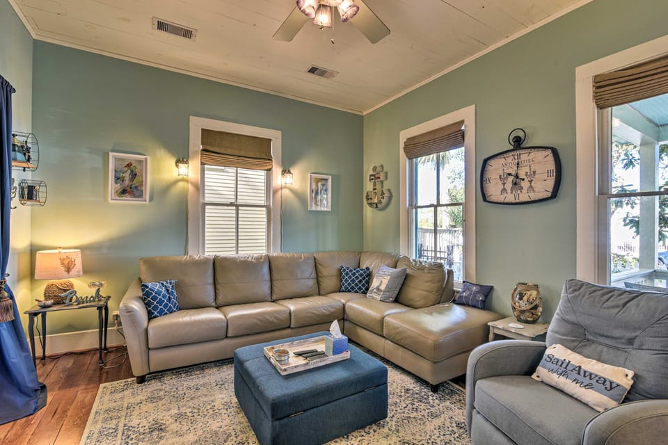 Walk to Poretto Beach: Tropical Oasis in Galveston Cottage in Texas City