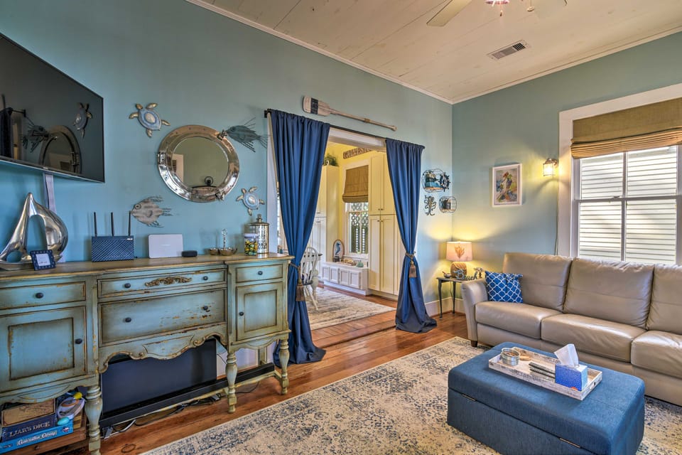 Walk to Poretto Beach: Tropical Oasis in Galveston Cottage in Texas City