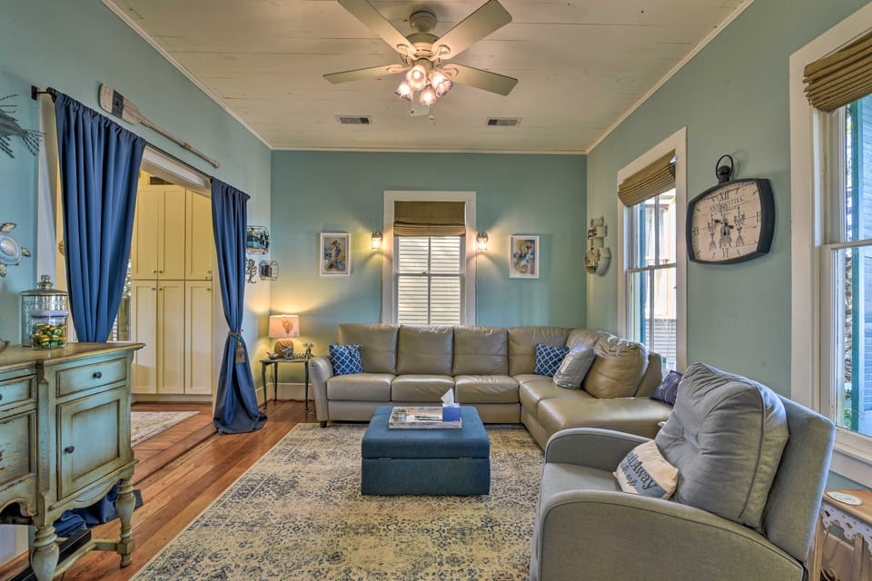 Walk to Poretto Beach: Tropical Oasis in Galveston Cottage in Texas City