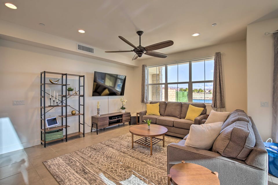 Lakefront Indio Villa: Private Pool & On-Site Golf Villa in Indio