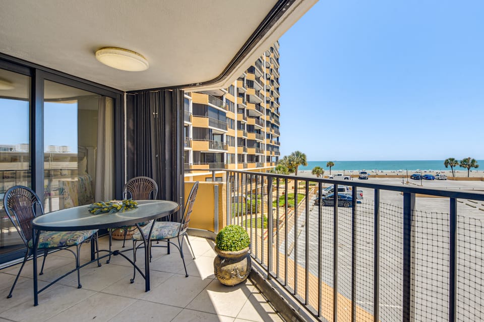 Beautiful Oceanfront Maisons-sur-Mer on Shore Dr Apartment in South Carolina