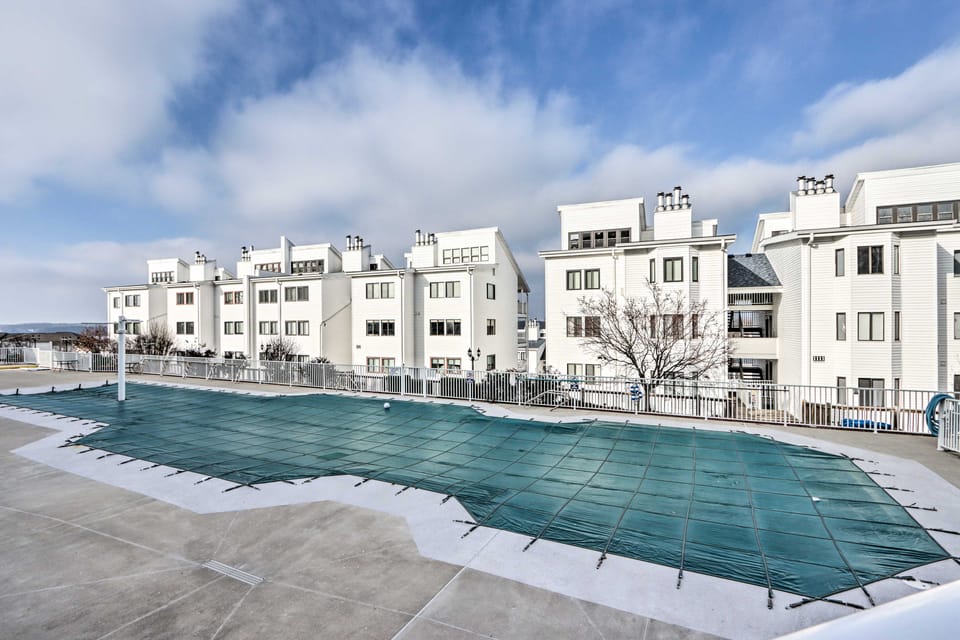 1 Mi to Dining! Lakeside Group Getaway in Ozarks Apartment in Osage Beach