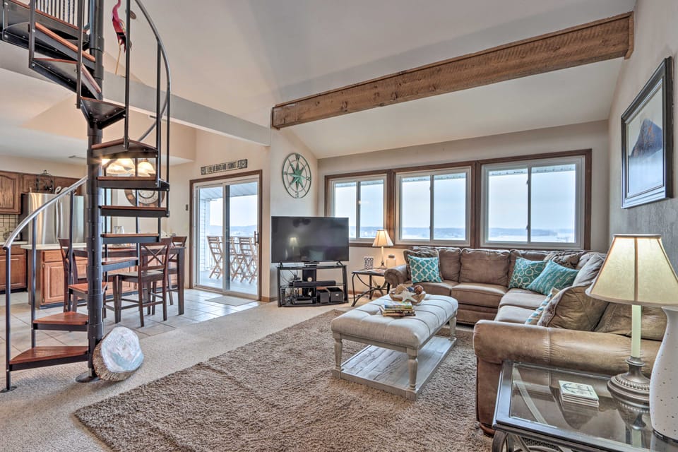 1 Mi to Dining! Lakeside Group Getaway in Ozarks Apartment in Osage Beach