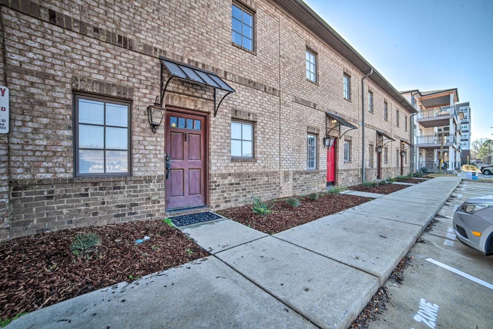 Modern Retreat ~ 1/2 Mi to Bryant-Denny Stadium Apartment in Northport