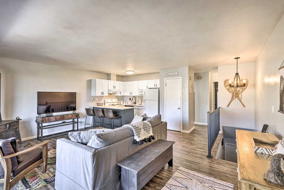 7 Mi to Keystone: Mtn-View Abode w/ Deck! Apartment in Dillon