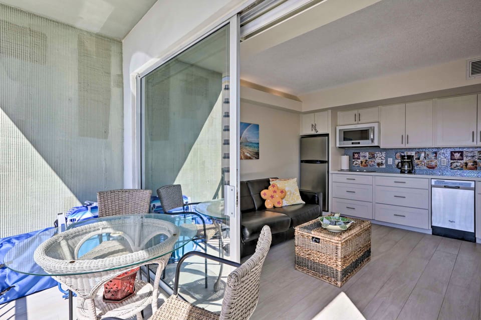 15th Floor Condo w/ Lanai, 2 Blocks to Beach! Apartment in Honolulu