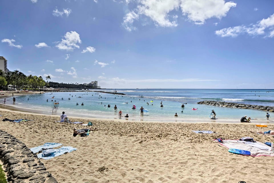 15th Floor Condo w/ Lanai, 2 Blocks to Beach! Apartment in Honolulu