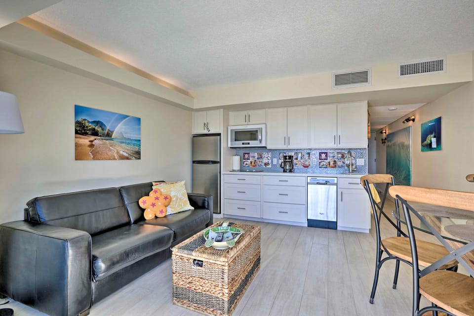 15th Floor Condo w/ Lanai, 2 Blocks to Beach! Apartment in Honolulu