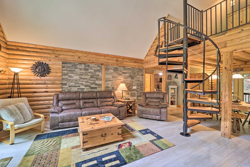 2 Decks & Fire Pit: Scenic Beech Mountain Retreat! House in Beech Mountain