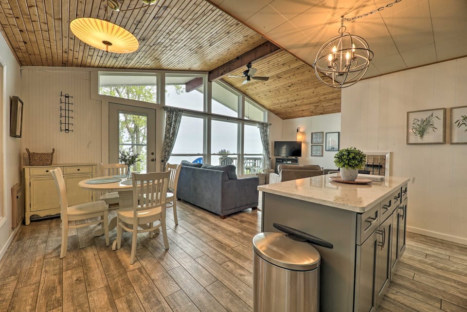 Lakefront Cottage Near Wineries + State Parks! Cottage in Wisconsin