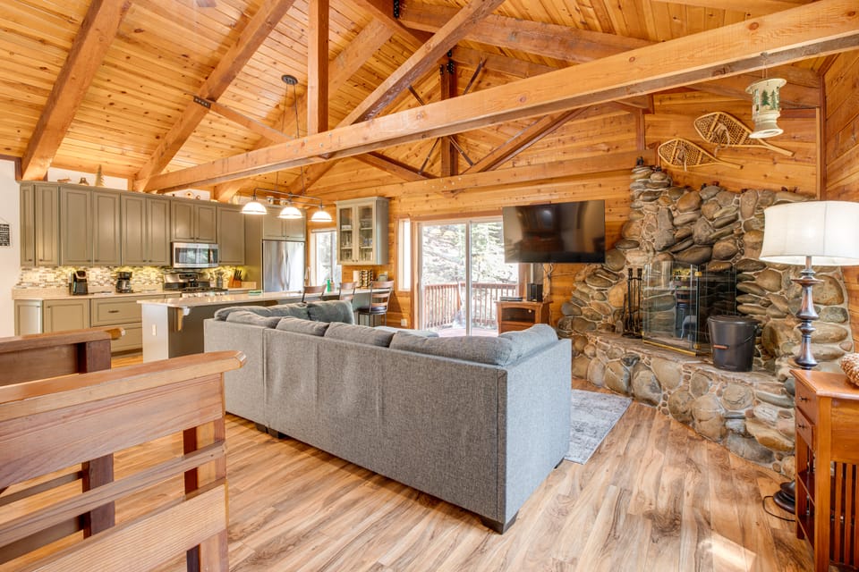 1 Mi to Heavenly Resort: Cozy Home w/ Deck! House in Kingsbury