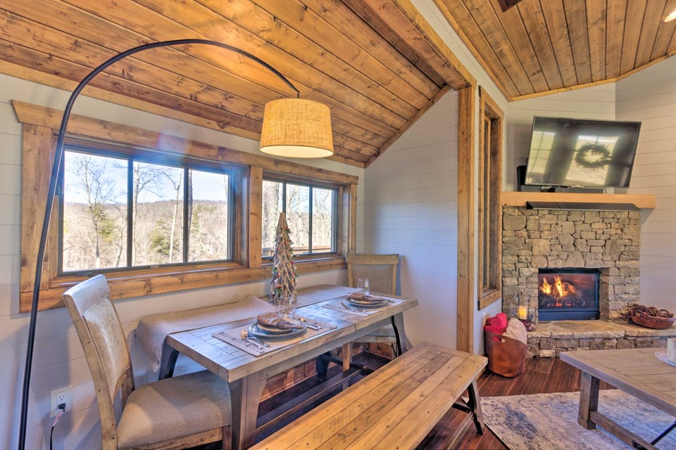Pet-Friendly Cabin w/ Mtn Views in Chinquapin! House in Tennessee