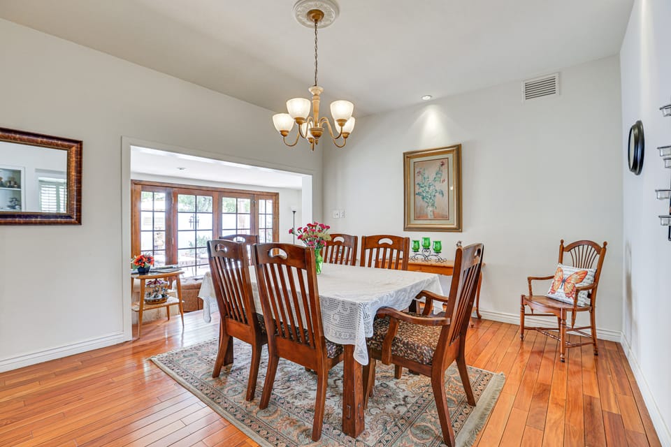 2 Mi to Dtwn Phoenix: Walkable Family Retreat! House in Phoenix
