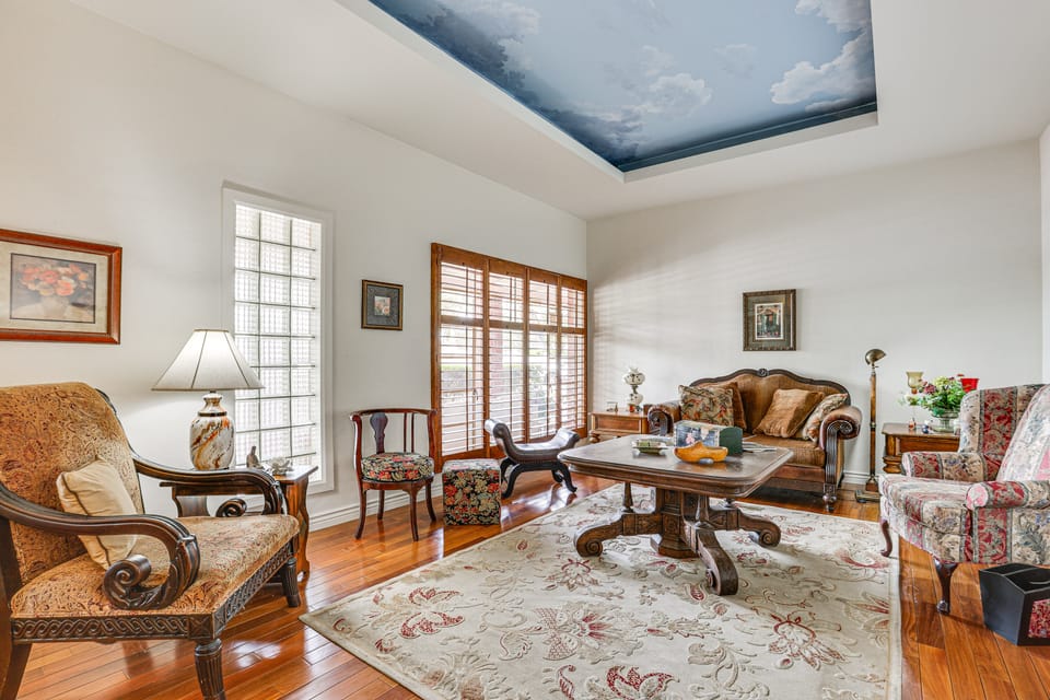 2 Mi to Dtwn Phoenix: Walkable Family Retreat! House in Phoenix