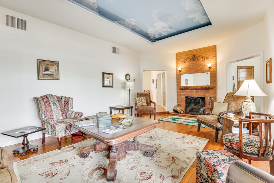 2 Mi to Dtwn Phoenix: Walkable Family Retreat! House in Phoenix