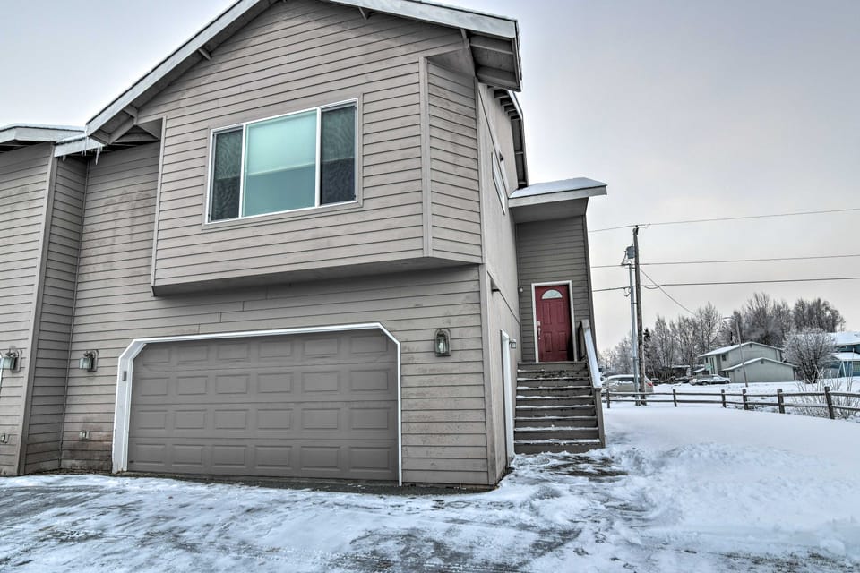 Cozy Anchorage Townhome < Half Mile to Jewel Lake! Apartment in Anchorage
