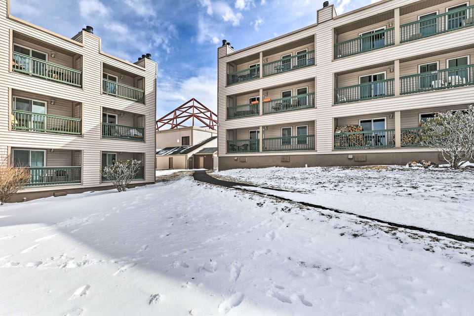 Beech Mtn Condo w/ Slope View & Resort-Style Perks Apartment in Beech Mountain