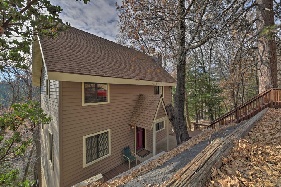 Mountainside Cabin w/ Deck - 16 Miles to Skiing! House in San Bernardino