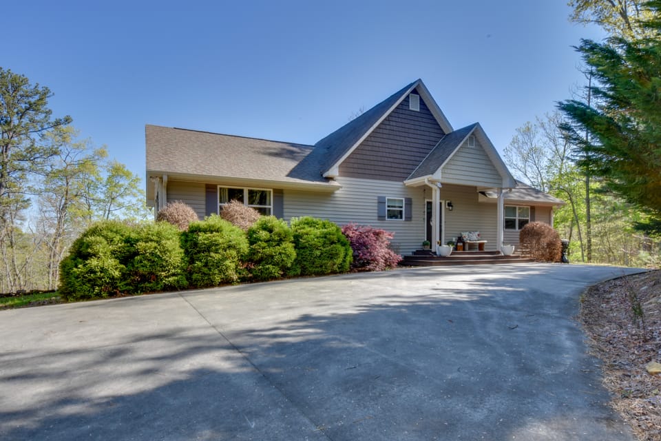 Mtn Views, Game Room, Hot Tub! Lakemont Retreat House in Georgia