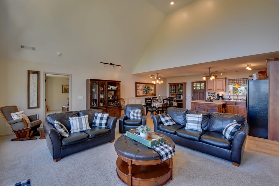 Mtn Views, Game Room, Hot Tub! Lakemont Retreat House in Georgia