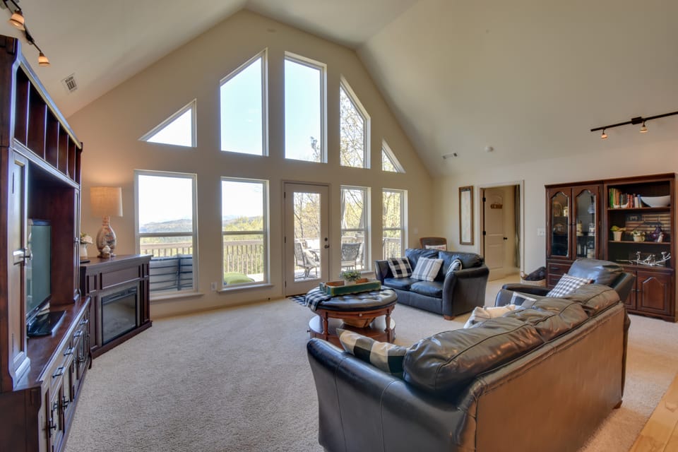 Mtn Views, Game Room, Hot Tub! Lakemont Retreat House in Georgia