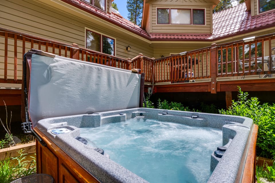 2 Mi to Slopes! Hot Tub Hideaway in Breckenridge House in Blue River