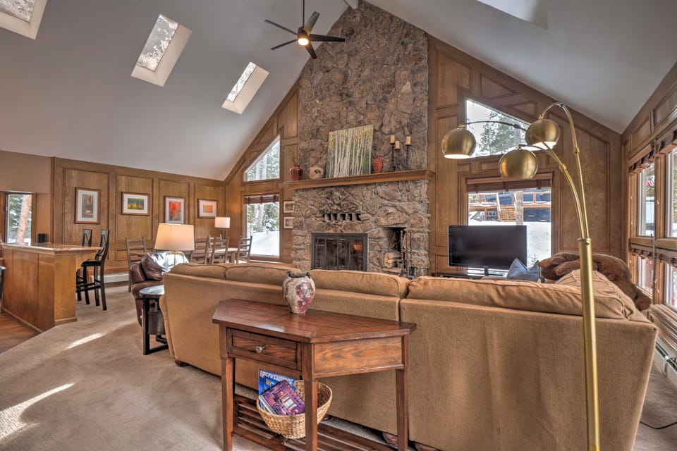 2 Mi to Slopes! Hot Tub Hideaway in Breckenridge House in Blue River