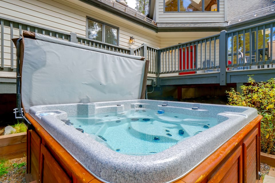 2 Mi to Breckenridge | Hot Tub | Large Groups House in Blue River