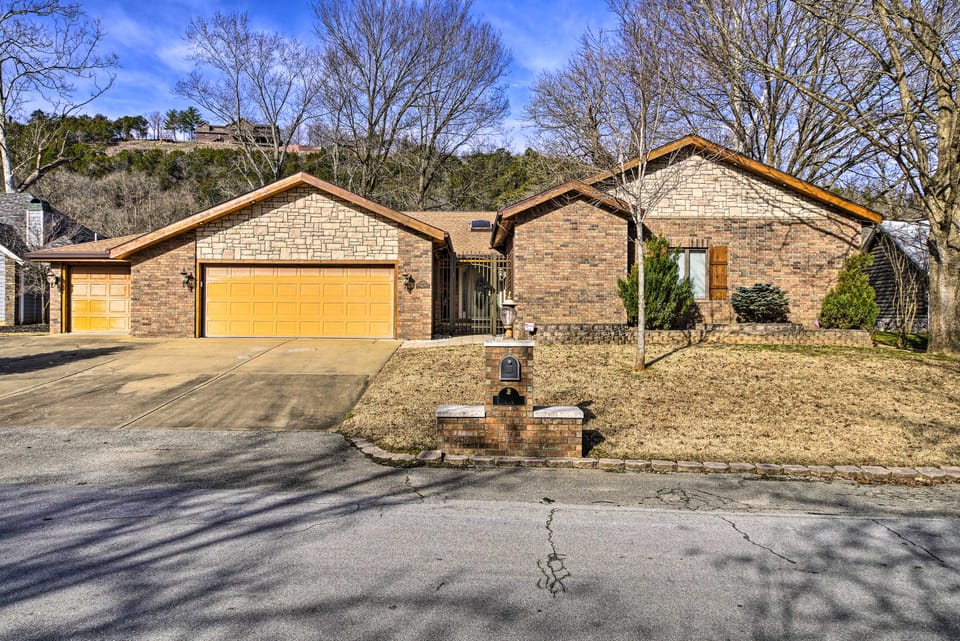 Waterfront Hollister Retreat w/ Dock & Game Room! House in Branson