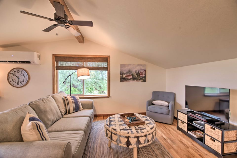Lovely Barn Loft w/ Mountain Views on Horse Estate Apartment in Colorado