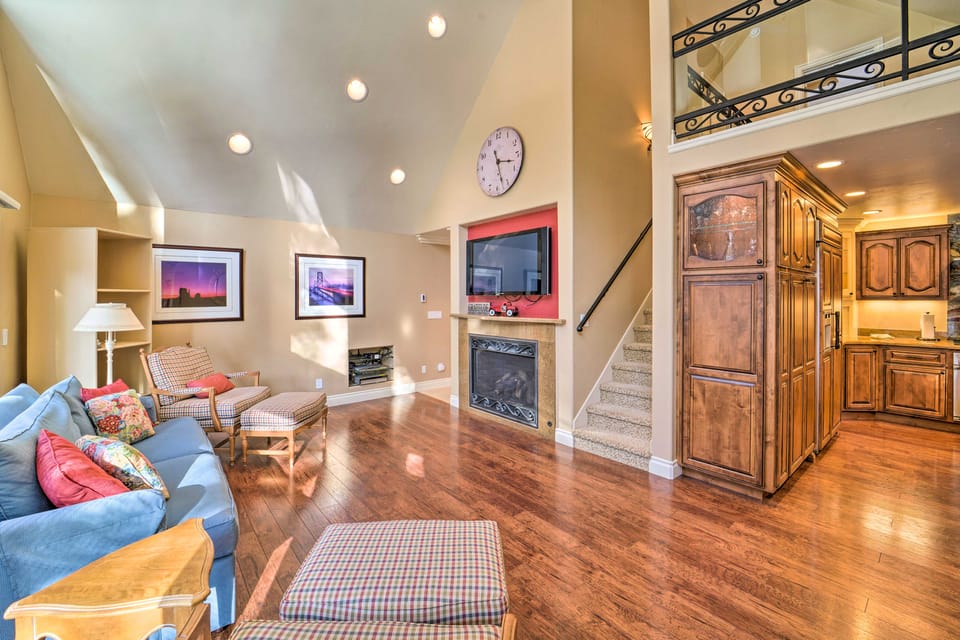 4 Mi to Dtwn Truckee: Tahoe Donner Home w/ Hot Tub House in Truckee