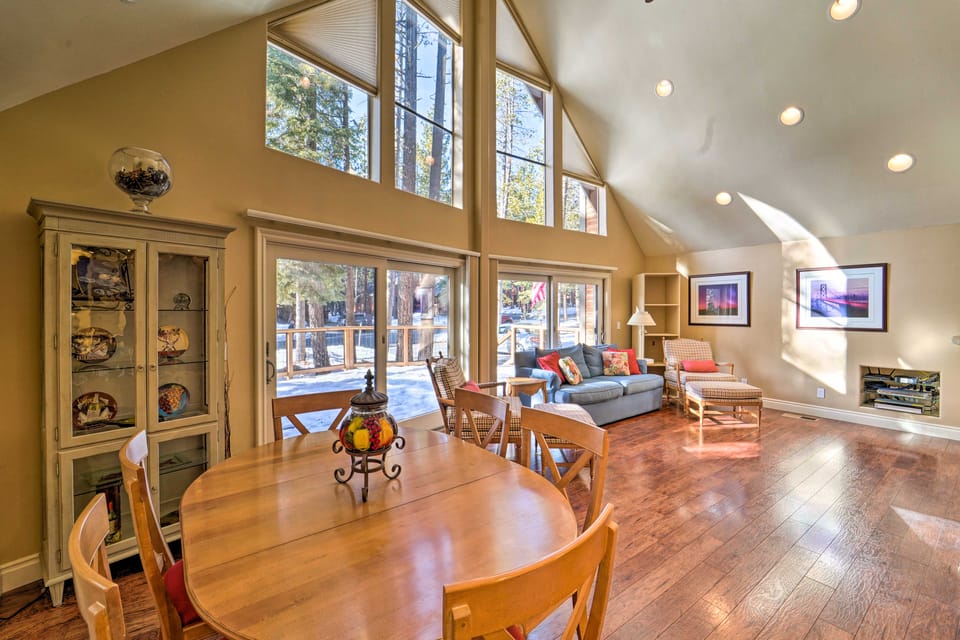 4 Mi to Dtwn Truckee: Tahoe Donner Home w/ Hot Tub House in Truckee