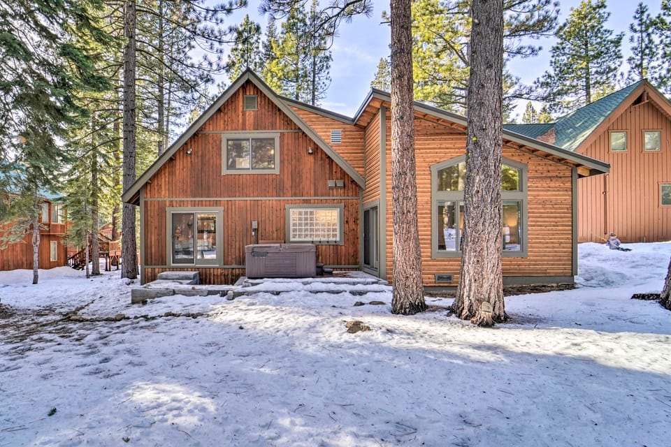 4 Mi to Dtwn Truckee: Tahoe Donner Home w/ Hot Tub House in Truckee