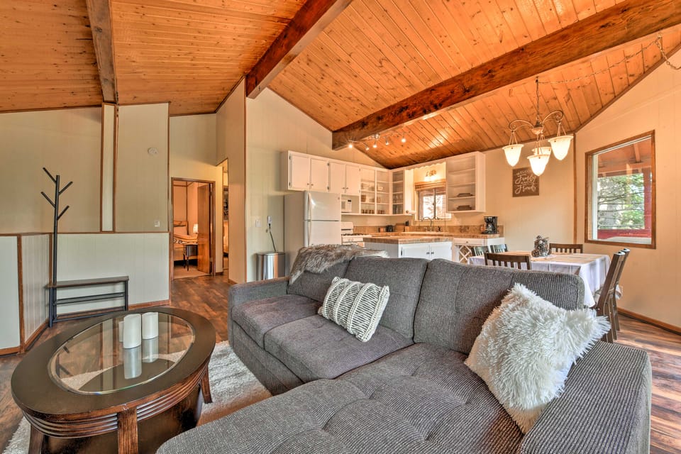 Lake Arrowhead Cabin w/ Deck & Stunning Mtn Views! House in Lake Arrowhead