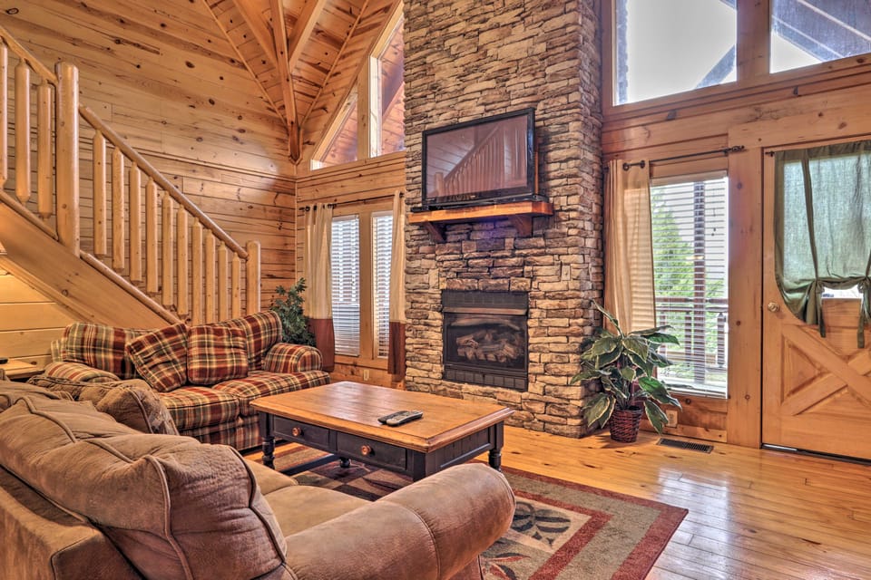 Pigeon Forge Cabin w/ Games, 1 Mi to Parkway! House in Pigeon Forge