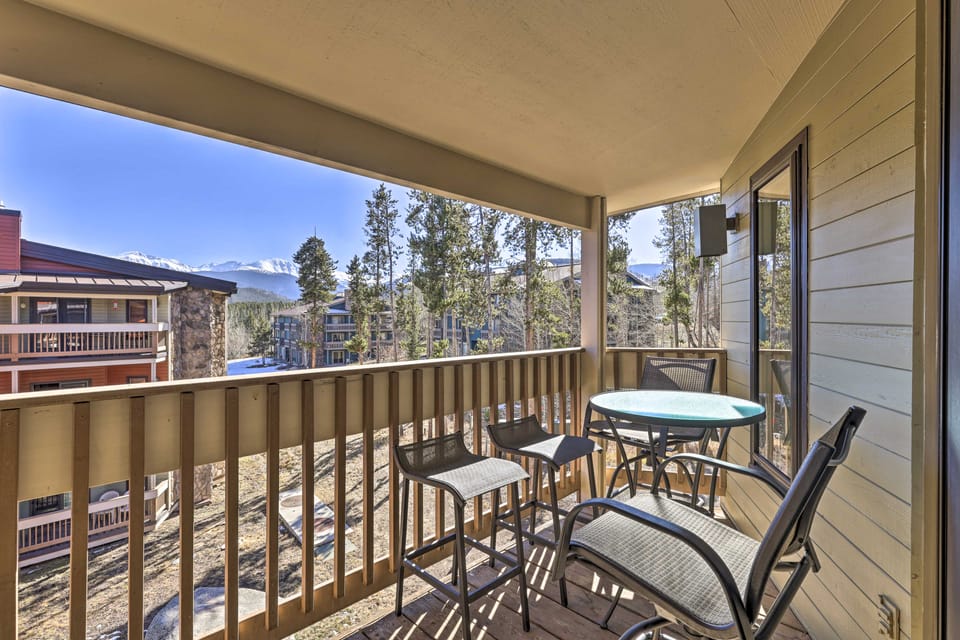 Cozy Winter Park Condo, Walk to Ski Shuttle! Apartment in Fraser