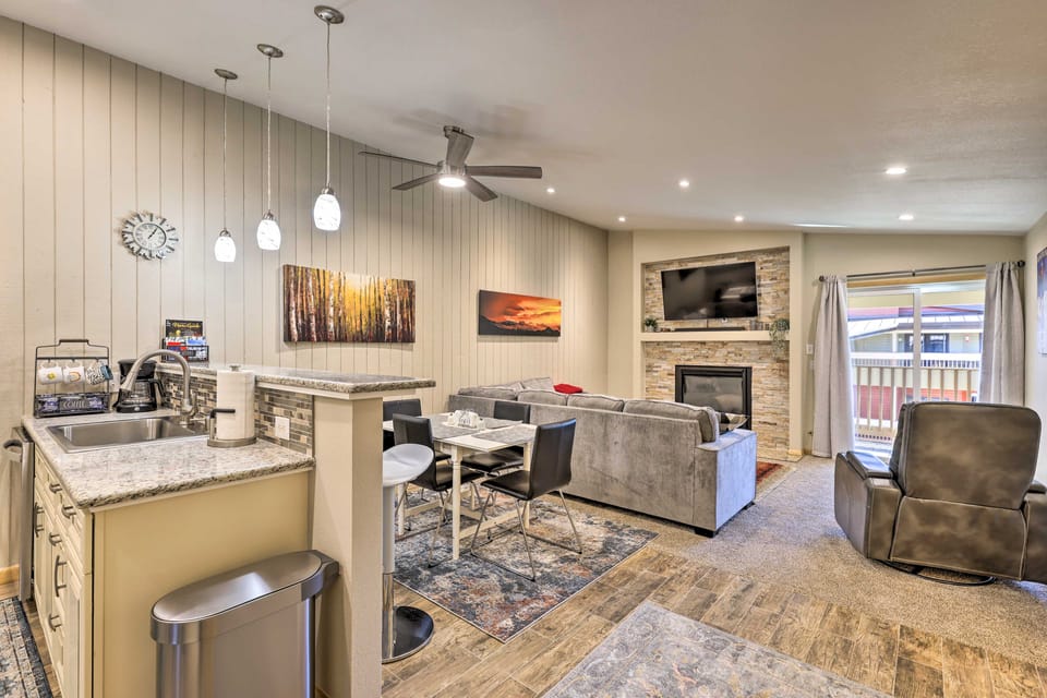 Cozy Winter Park Condo, Walk to Ski Shuttle! Apartment in Fraser