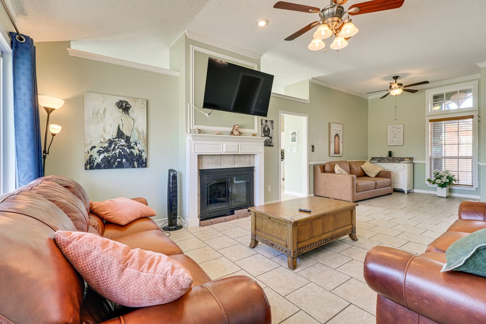 Hot Tub, Pool, & Fire Pit! Solar-Powered Hutto Gem House in Rio Grande