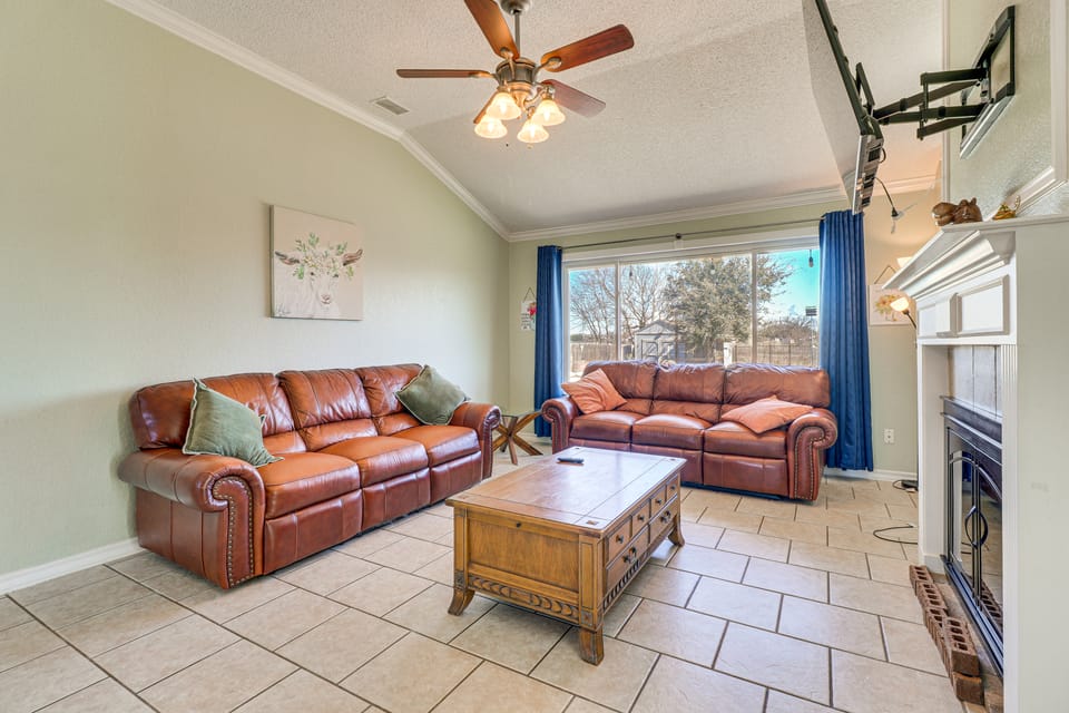 Hot Tub, Pool, & Fire Pit! Solar-Powered Hutto Gem House in Rio Grande