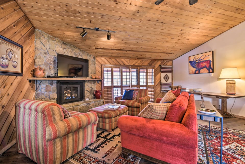 Lovely New Mexico Retreat w/ 4 Private Balconies! Apartment in Angel Fire