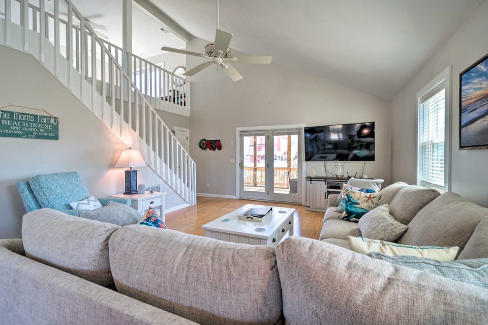 Carefree Coastal Getaway - Walk to Long Beach House in Oak Island